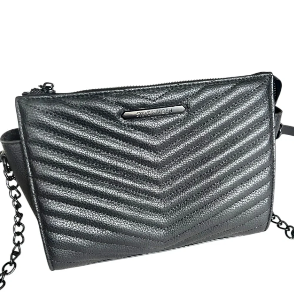 𝐒𝐓𝐄𝐕𝐄 𝐌𝐀𝐃𝐃𝐄𝐍 | BLACK QUILTED CHEVRON CROSSBODY PURSE - Picture 3 of 16